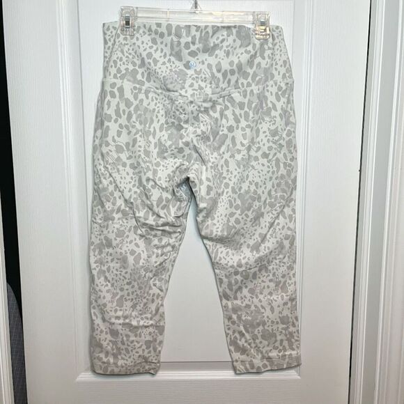 Lululemon NWT Align HR Crop 21" Cheetah Camo Weightless Sweat Wicking Leggings - Picture 2 of 9